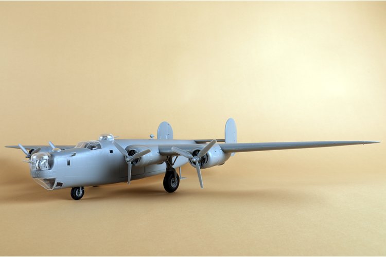 1:48 HobbyBoss 81774 US B-24J Liberator Plane