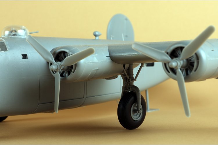 1:48 HobbyBoss 81774 US B-24J Liberator Plane